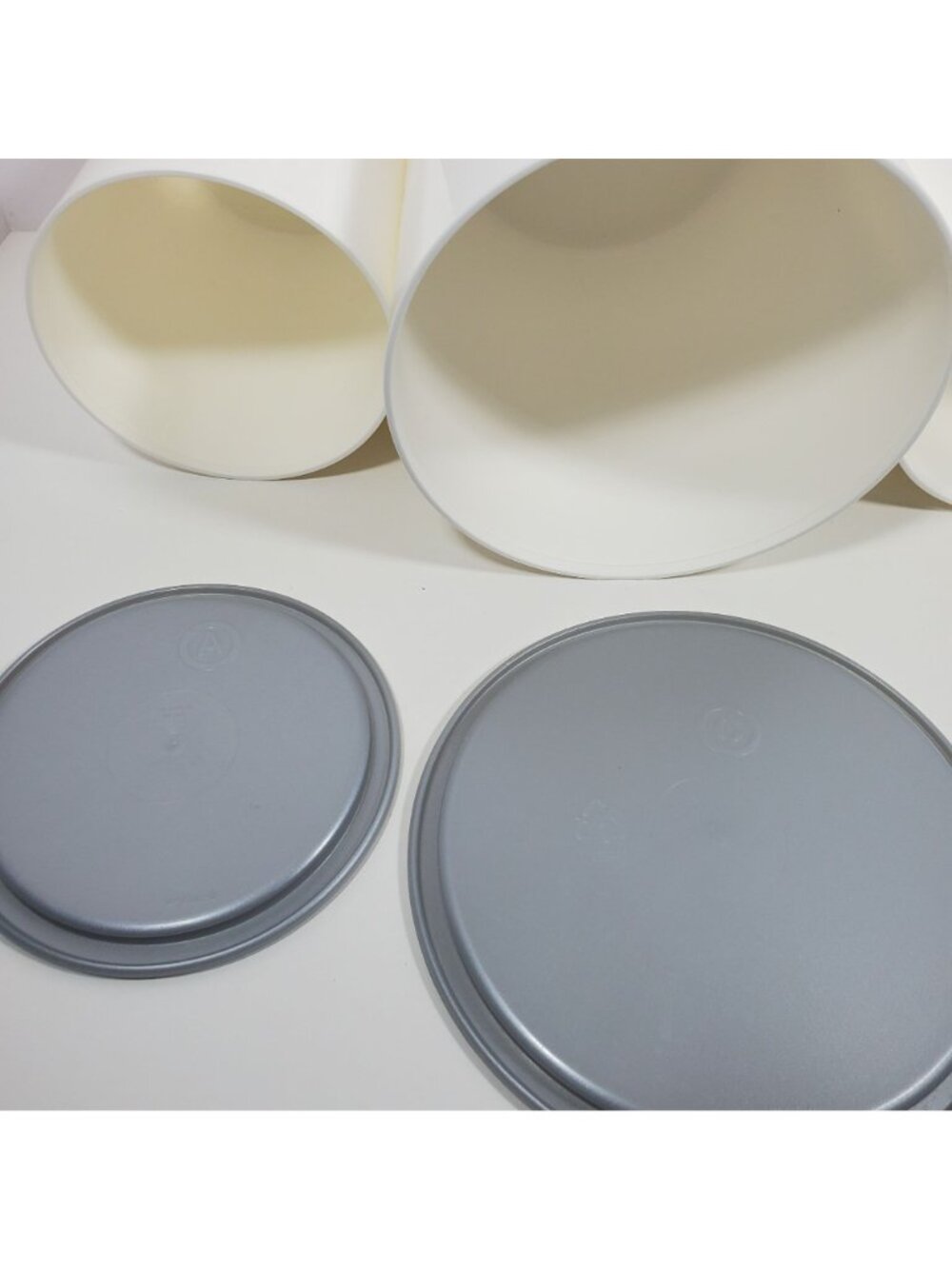 Tupperware White Canisters Gray One Touch Seals Missing Middle Lid - Picture 7 of 10